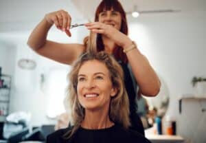 Des stylistes tranchent sur la bonne fréquence pour couper vos pointes (et ce n'est pas celle que vous croyez !)