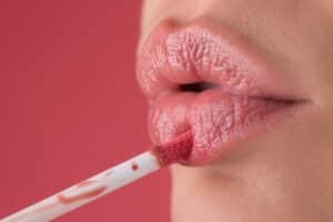 Les conseils d'une experte make-up pour bien choisir votre huile à lèvres