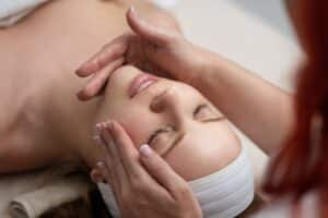 D'après un chirurgien esthétique, ce massage particulier permet de ralentir le vieillissement du visage