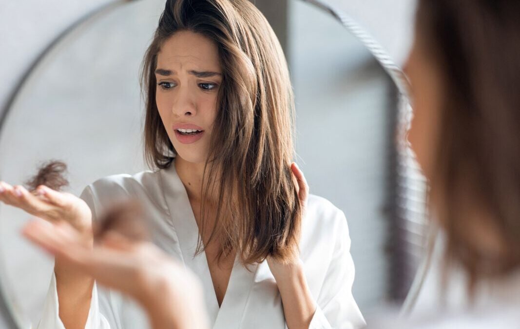 Dermatologue : conseils pour les patients qui perdent leurs cheveux