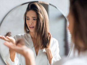 Je suis dermatologue et voici ce que je dis à mes patients qui perdent leurs cheveux