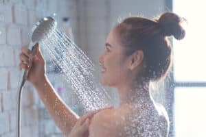 Une dermatologue explique pourquoi vous devriez adopter les douches froides