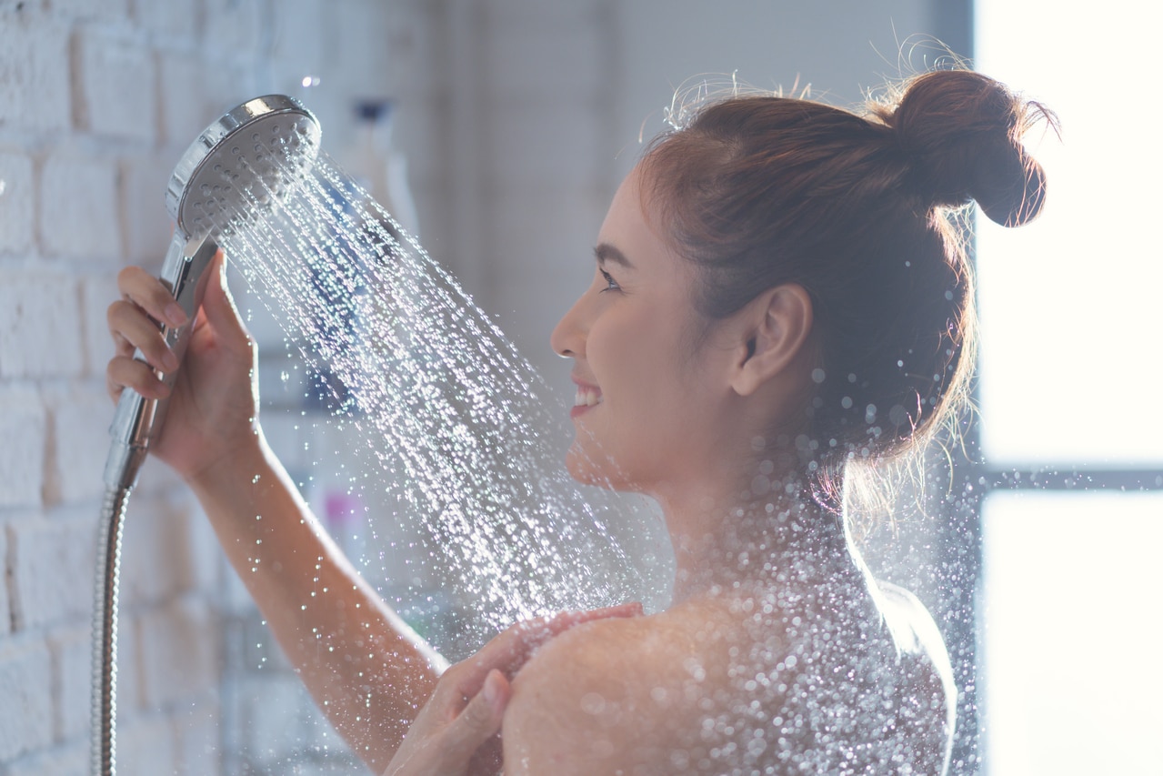 Une dermatologue explique pourquoi vous devriez adopter les douches froides