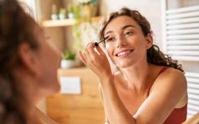 Titre : Quand est-il temps de se débarrasser de son mascara ? Un expert en maquillage répond

Il est souvent difficile de savoir quand il est temps de se séparer de son mascara. Cependant, un spécialiste en maquillage a livré son avis sur le sujet.

Selon ce professionnel, la durée de vie d’un mascara est en général de trois à six mois. Après cette période, il est recommandé de le remplacer, même s’il reste encore du produit dans le tube. En effet, le mascara est un produit de beauté qui peut rapidement devenir un nid à bactéries. Lorsqu’on l’applique, les bactéries présentes sur les cils peuvent se retrouver dans le tube, où elles peuvent se multiplier. 

De plus, l’ouverture et la fermeture répétée du tube peuvent également favoriser la prolifération des bactéries. Ce processus est connu sous le nom d’oxydation. L’oxydation peut conduire à une dégradation de la qualité du mascara, qui peut devenir sec et difficile à appliquer. Il peut également provoquer des irritations ou des infections oculaires.

Il est donc important de respecter la durée de vie recommandée pour votre mascara. Cela contribue non seulement à garantir une application de qualité, mais également à protéger vos yeux contre d’éventuelles infections.

Cependant, il existe également des signes évidents qui indiquent qu’il est temps de jeter son mascara. Si le produit commence à sentir mauvais, s’il est sec ou s’il fait des grumeaux, il est probablement temps de le remplacer. 

Il est également recommandé de jeter son mascara après une infection oculaire, même s’il n’est pas encore arrivé à sa date limite. En effet, le tube pourrait contenir des bactéries responsables de l’infection, qui pourraient causer une réinfection.

En outre, il est conseillé de ne pas partager son mascara avec d’autres personnes, afin d’éviter la propagation de bactéries.

Enfin, il est important de se rappeler que le mascara n’est pas le seul produit de beauté qui a une durée de vie limitée. Les produits pour les yeux, comme les ombres à paupières et les eyeliners, doivent généralement être remplacés tous les six mois, tandis que les fonds de teint et les rouges à lèvres peuvent durer jusqu’à un an.

En résumé, il est essentiel de respecter la durée de vie des produits de beauté pour garantir leur efficacité et protéger sa santé.